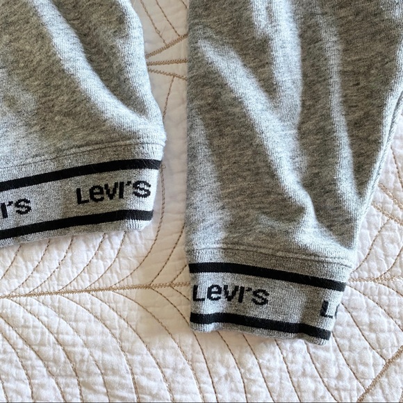 2/$30🍑 LEVI’S Grey Cropped Crewneck - Picture 4 of 4